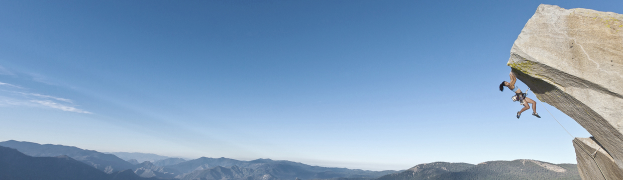 weiblicher Kletterer an Überhang