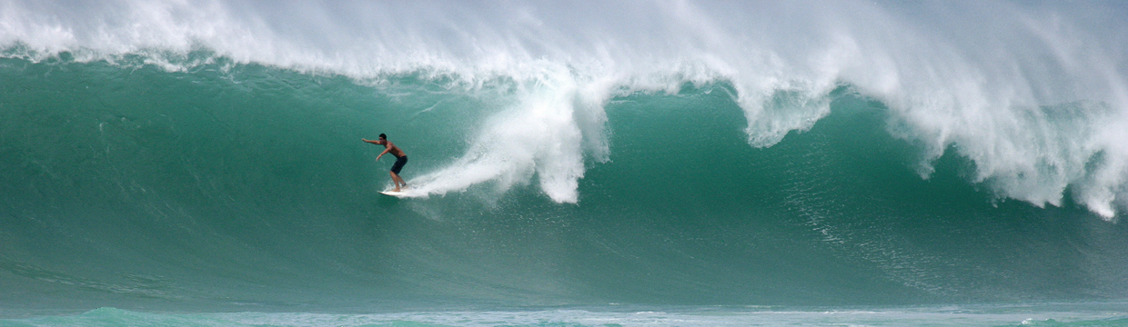 Wellenreiter surft auf riesiger türkisblau